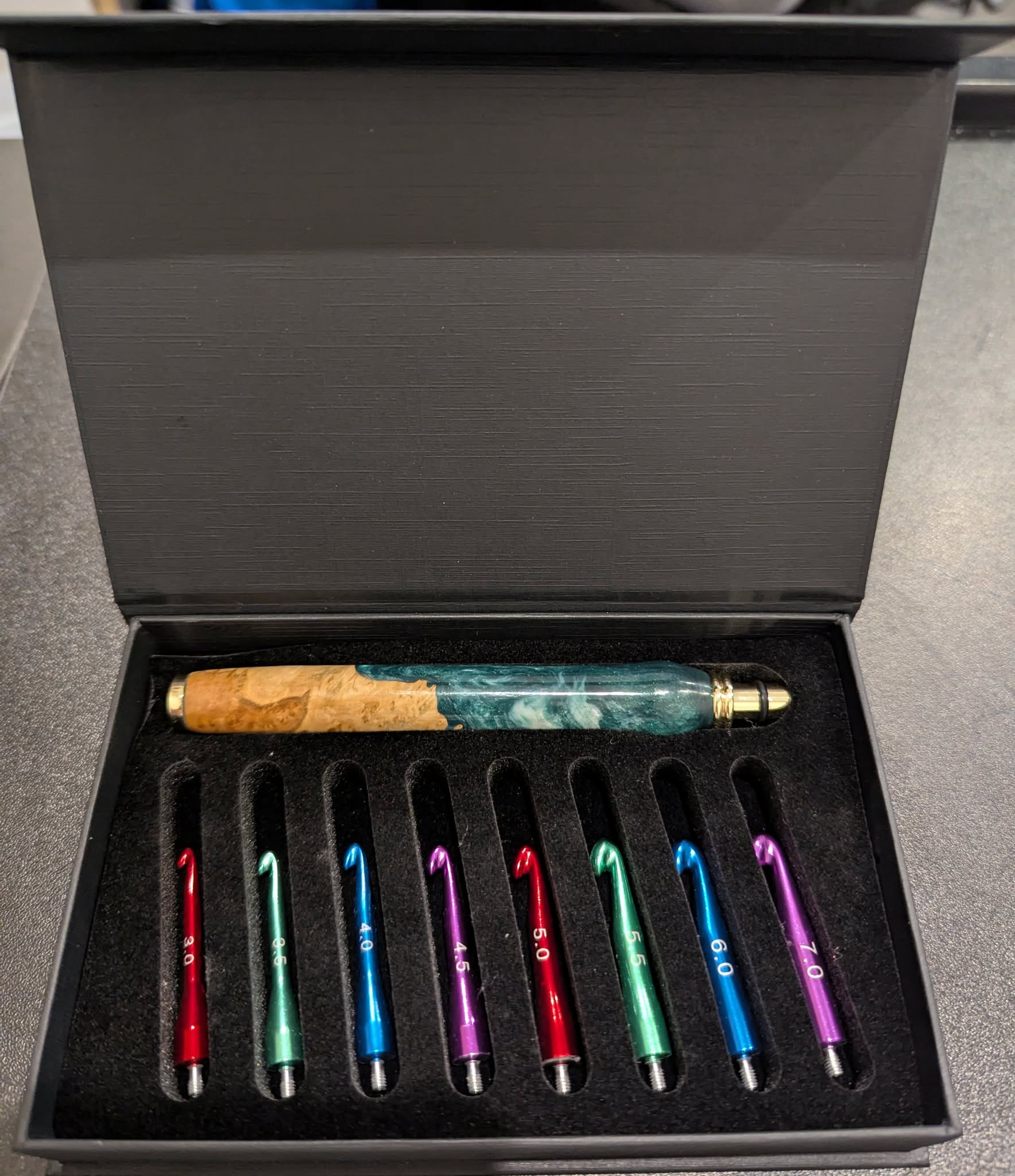 Woodwork and Whiskers Interchangeable Crochet Hook Set - 9 Piece 3140B341 - Emerald Isle